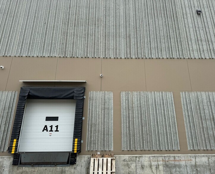 More Photos Of 10707 25th St NE, Calgary Warehouse For Lease