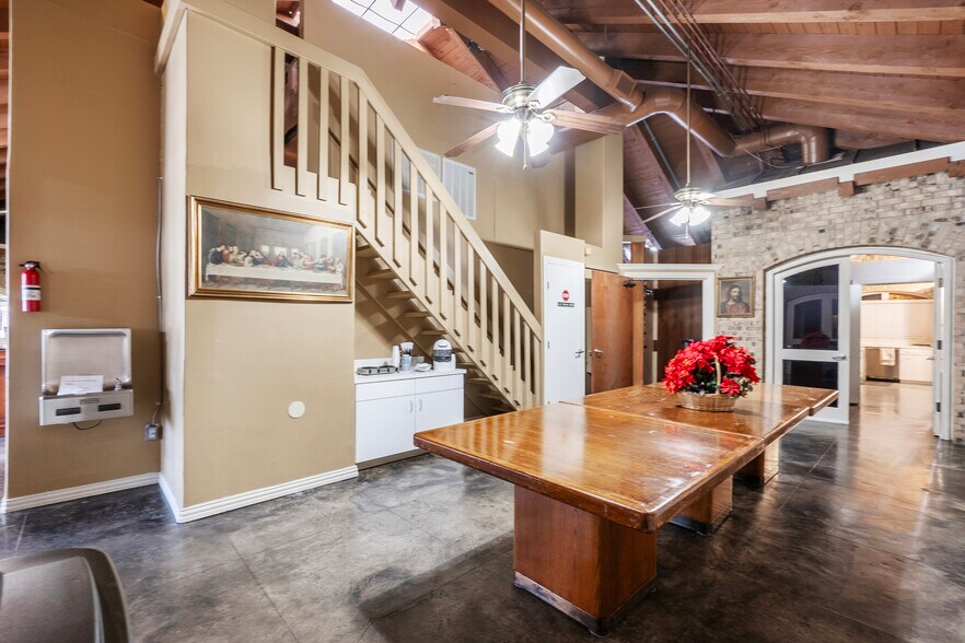 More Photos Of 660 S Zang Blvd, Dallas Office For Lease