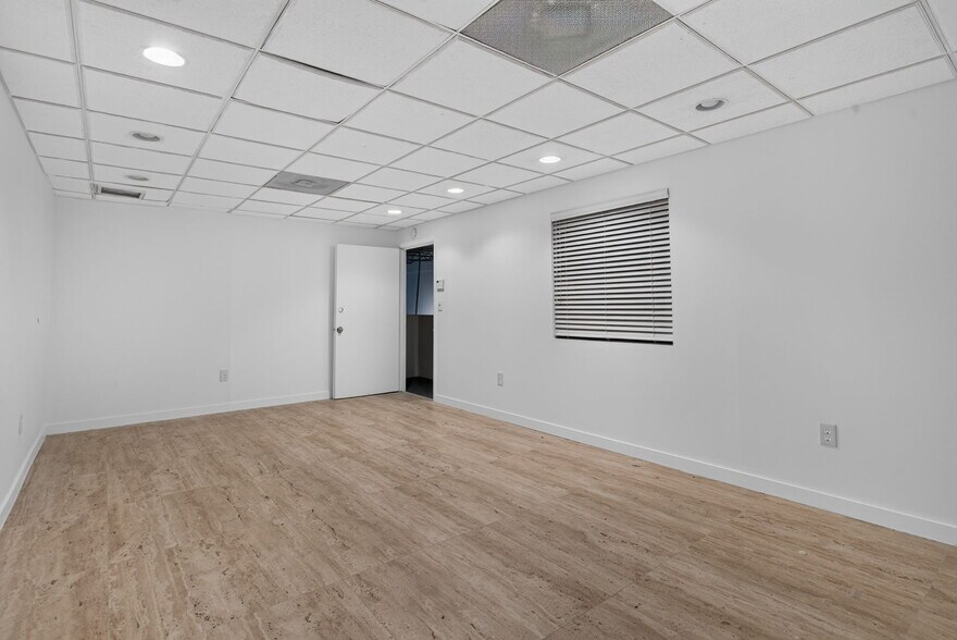 More Photos Of 4700-4712 NE 11th Ave, Oakland Park Warehouse For Lease