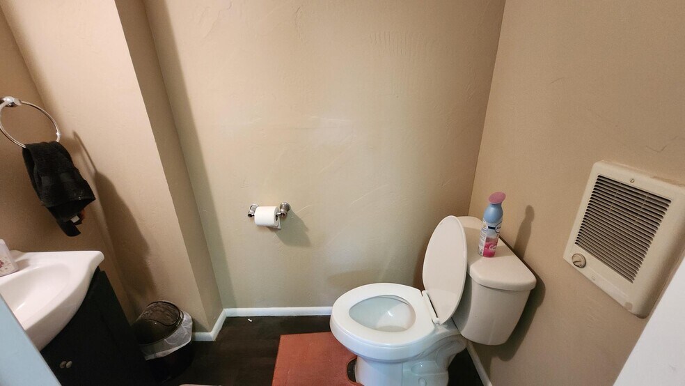 More Photos Of 224 S State St, Shelley Flex For Sale