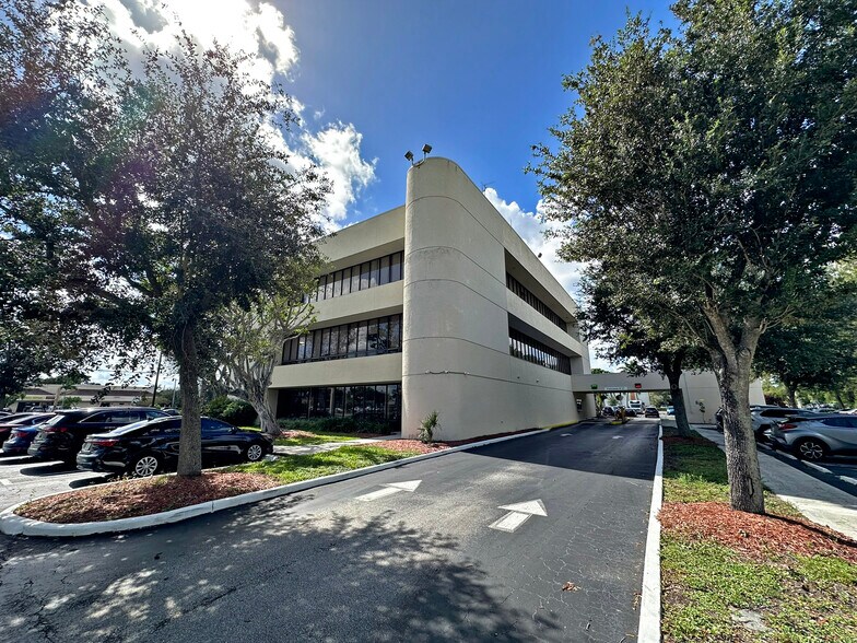 More Photos Of 5849 Okeechobee Blvd, West Palm Beach Office For Lease