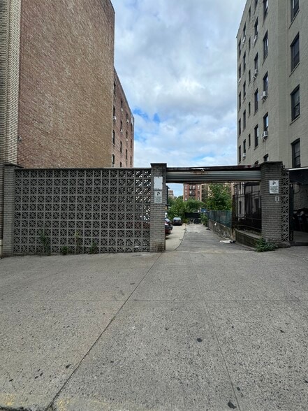 More Photos Of 17 Bennett Ave, New York Land For Sale
