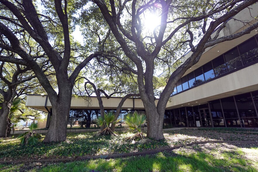 More Photos Of 6224 W Interstate 10, San Antonio Office For Sale