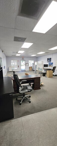 More Photos Of 1076 Business Ln, Naples Showroom For Sale