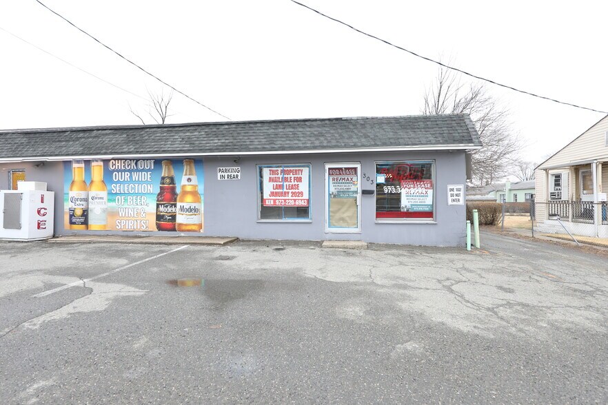 More Photos Of 301-303 S Salem St, Dover Freestanding For Lease