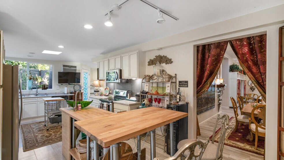 More Photos Of 1403 Rowena Way, Sacramento Specialty For Sale