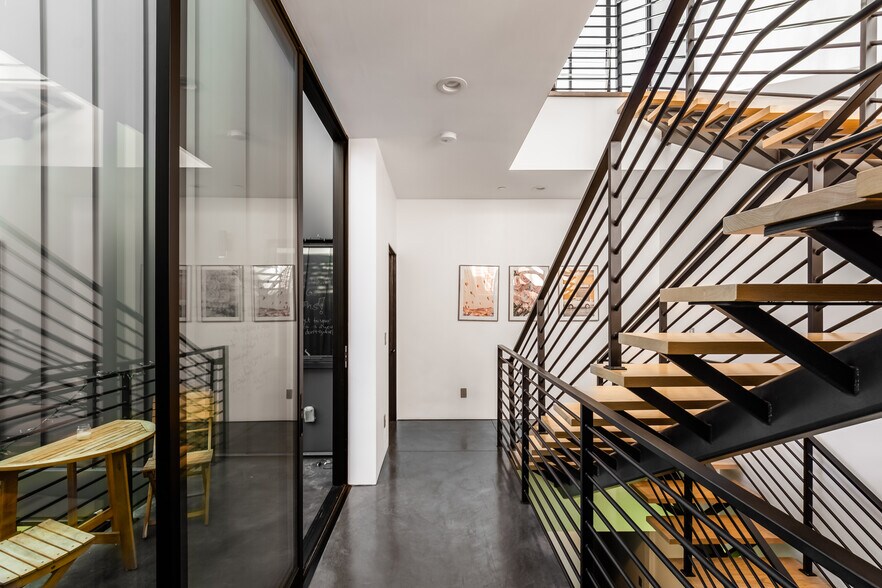 More Photos Of 2478 Penmar Ave, Venice Dormitory For Sale