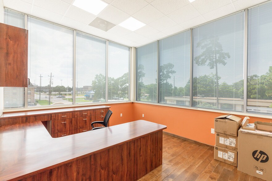 More Photos Of 16422 Stuebner Airline Rd, Spring Medical For Lease