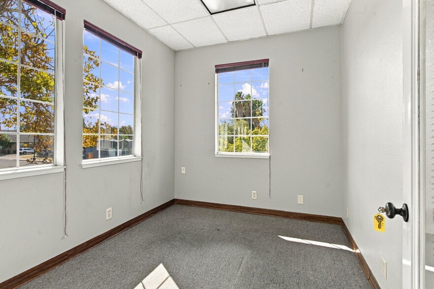 More Photos Of 403 W 11th St, Tracy Office For Sale