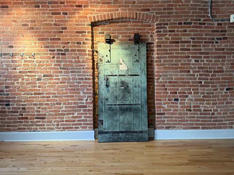 More Photos Of 3237 Eastern Ave, Baltimore Office For Lease