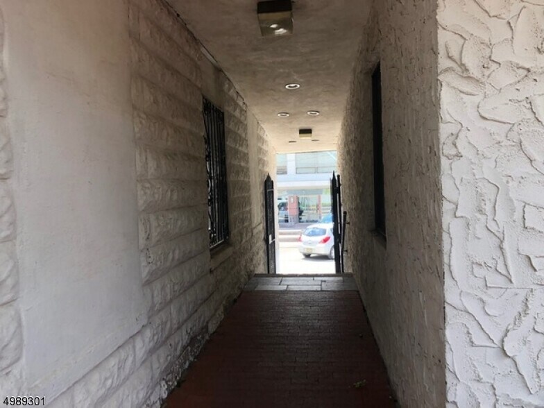 More Photos Of 594 Valley Rd, Montclair Storefront Retail Office For Lease