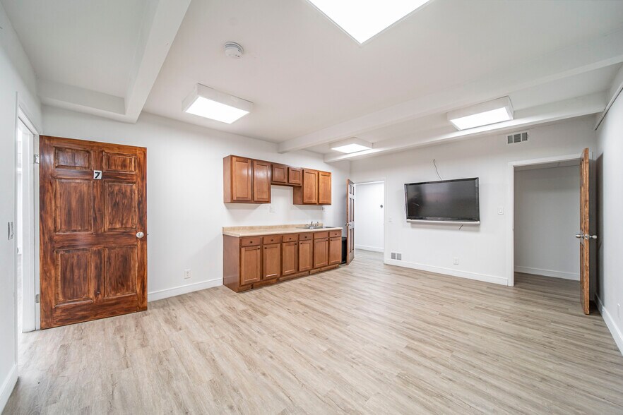 More Photos Of 1230 N Jefferson St, Anaheim Light Distribution For Sale