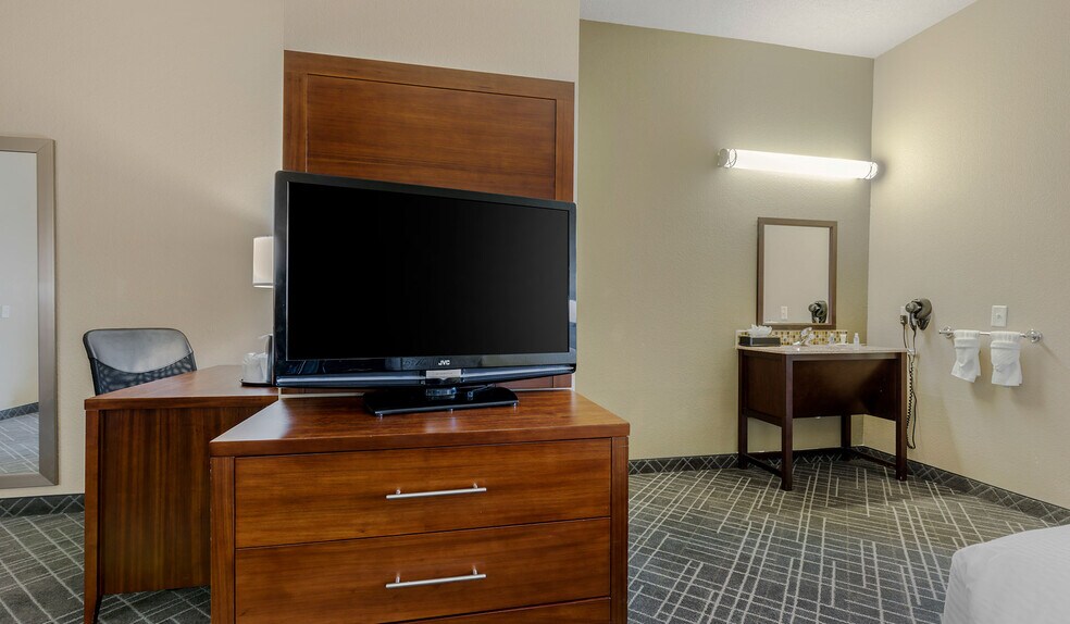 More Photos Of 810 Interstate 35 N, Waco Hotel For Sale