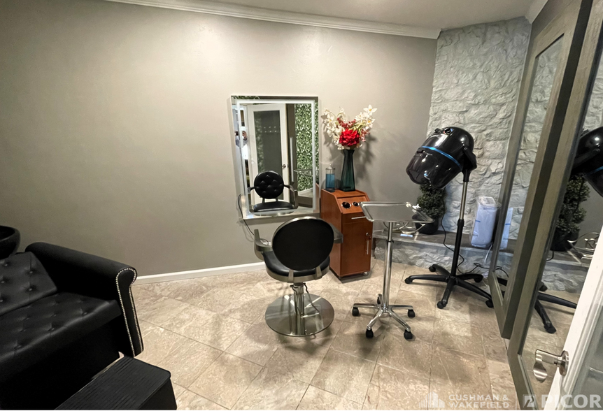 More Photos Of 1102 W Ina Rd, Tucson Light Distribution For Sale