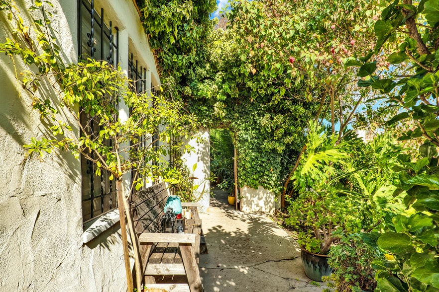 More Photos Of 811 N Citrus Ave, Los Angeles Multifamily For Sale