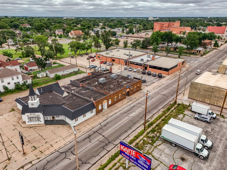 More Photos Of 110 N Poplar St, Hutchinson Warehouse For Sale