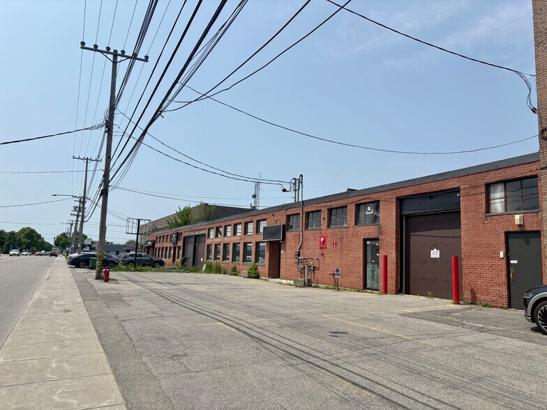 More Photos Of 5579-5581 Rue Paré, Mt Royal Freestanding For Lease