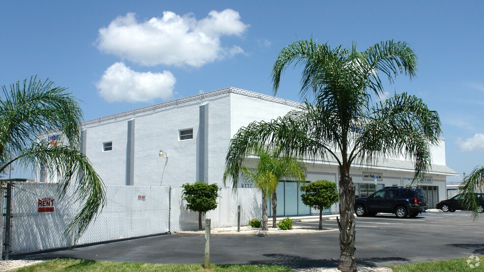 More Photos Of 4516 SE 16th Pl, Cape Coral Showroom For Lease