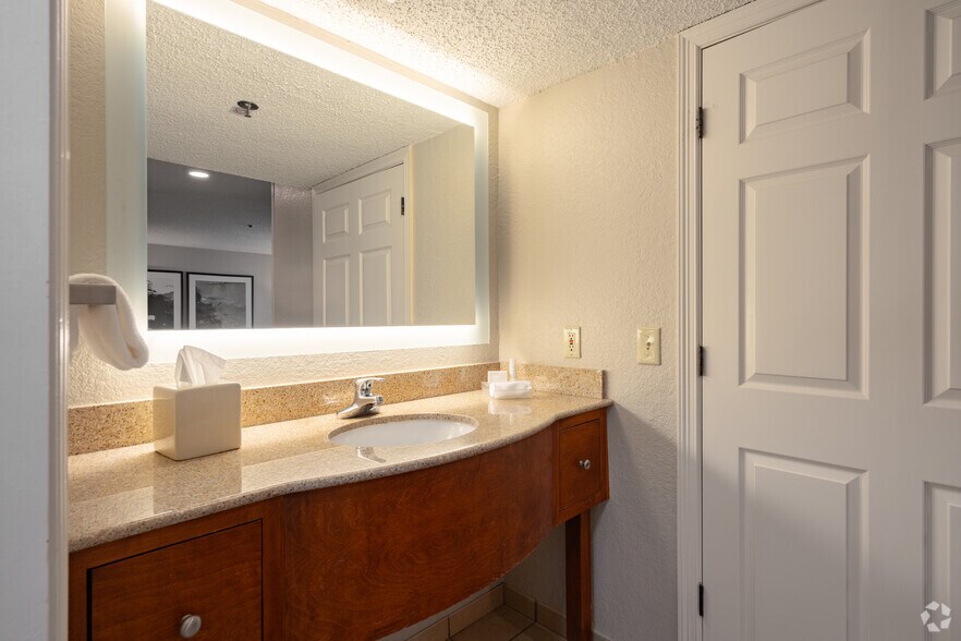 More Photos Of 401 Bay Area Blvd, Houston Hotel For Sale