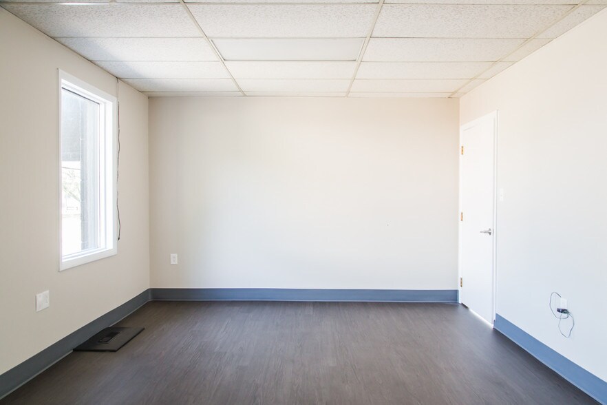 More Photos Of 10308 State Line Rd, Leawood Office For Lease