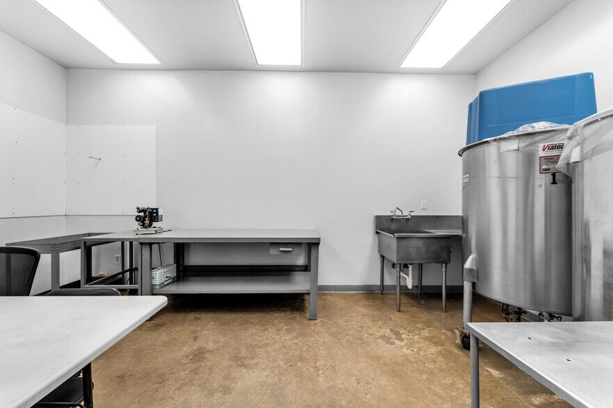 More Photos Of 7155-7159 NW 77th Ter, Miami Warehouse For Sale