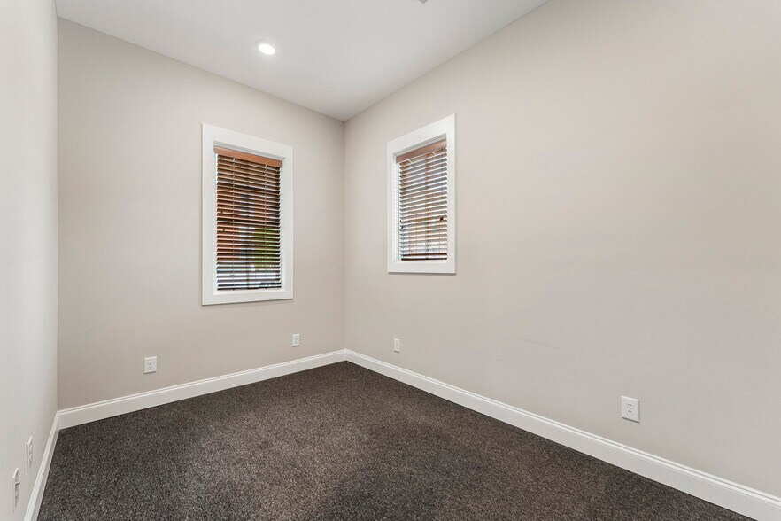 More Photos Of 102 S College St, Hamilton Flex For Sale