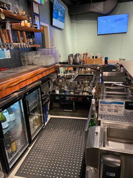 More Photos Of 96 N King St, Honolulu Bar For Lease