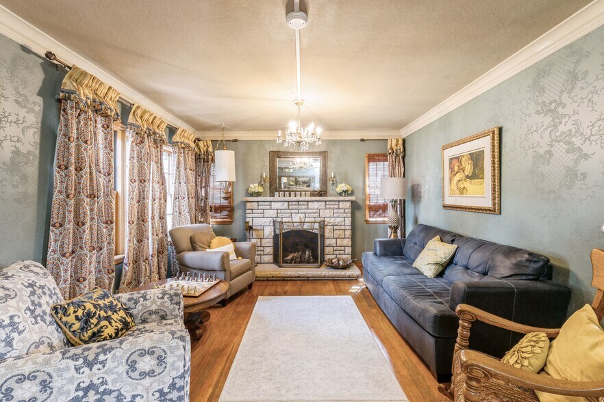 More Photos Of 324 1st St, Des Moines General Retail For Sale