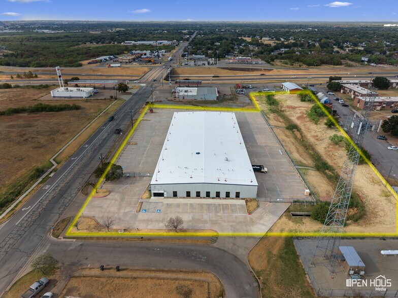 More Photos Of 2701 Southridge Dr, Wichita Falls Distribution For Lease