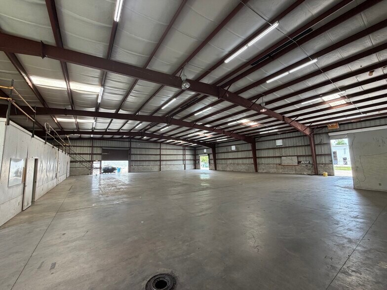 More Photos Of 12090 Metro Pky, Fort Myers Warehouse For Lease