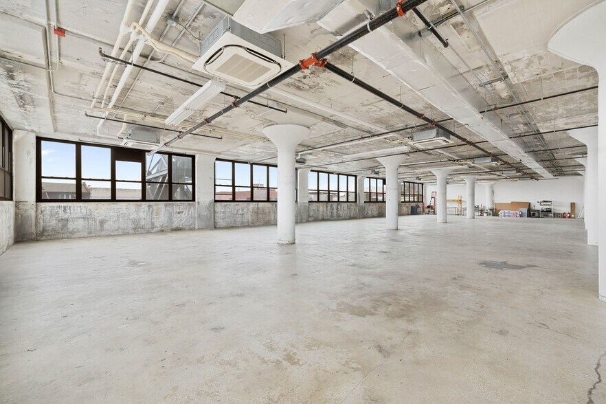 More Photos Of 315 Meserole St, Brooklyn Office For Lease