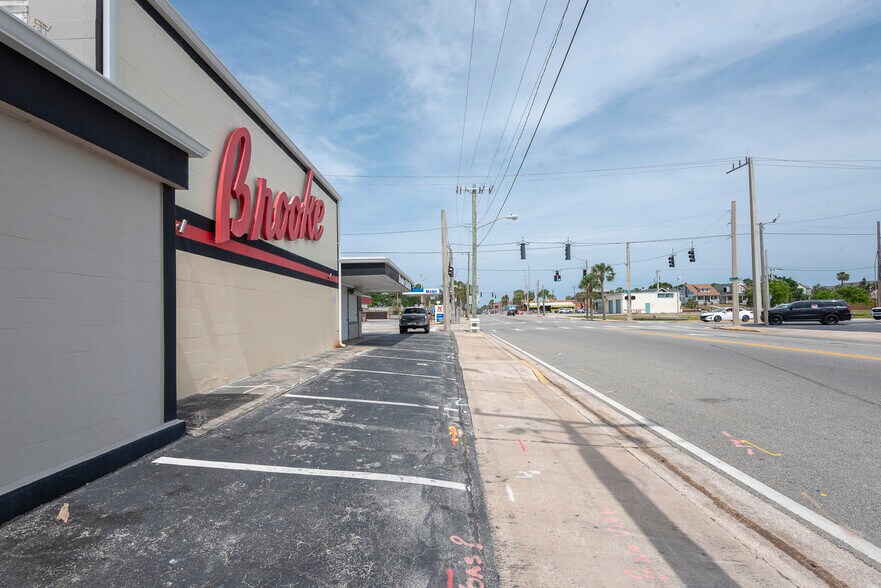 More Photos Of 133 Main St, Daytona Beach Freestanding For Sale