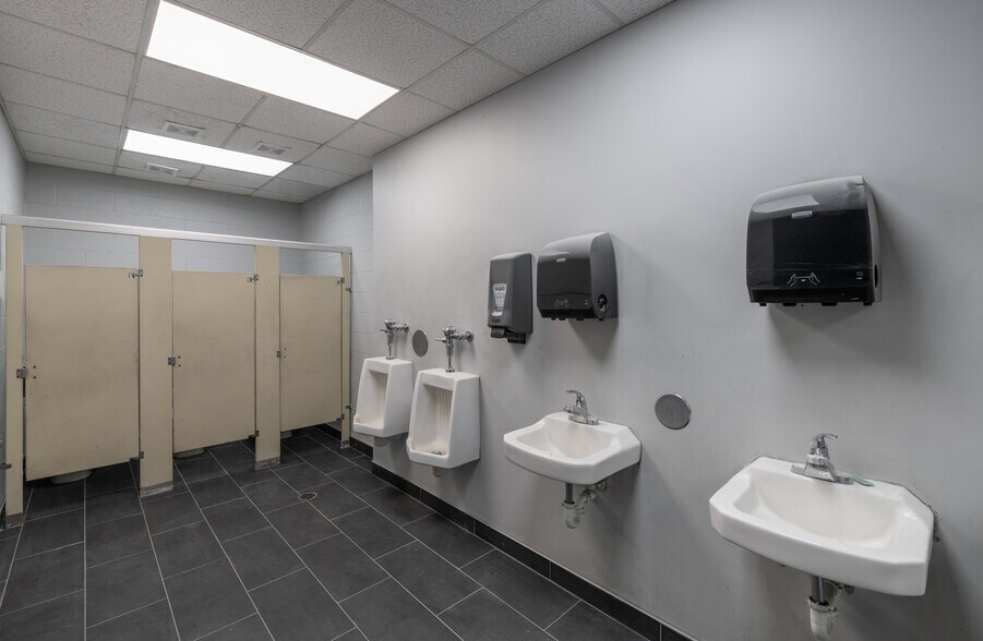 More Photos Of 3404 Clifford Ln, Jacksonville Truck Terminal For Lease