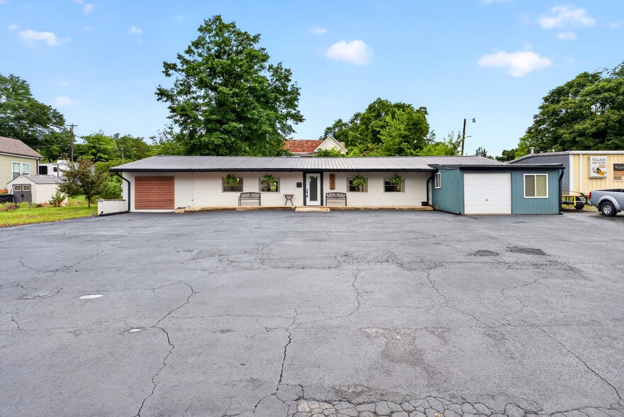 More Photos Of 332 S Howard Ave, Landrum Freestanding For Sale