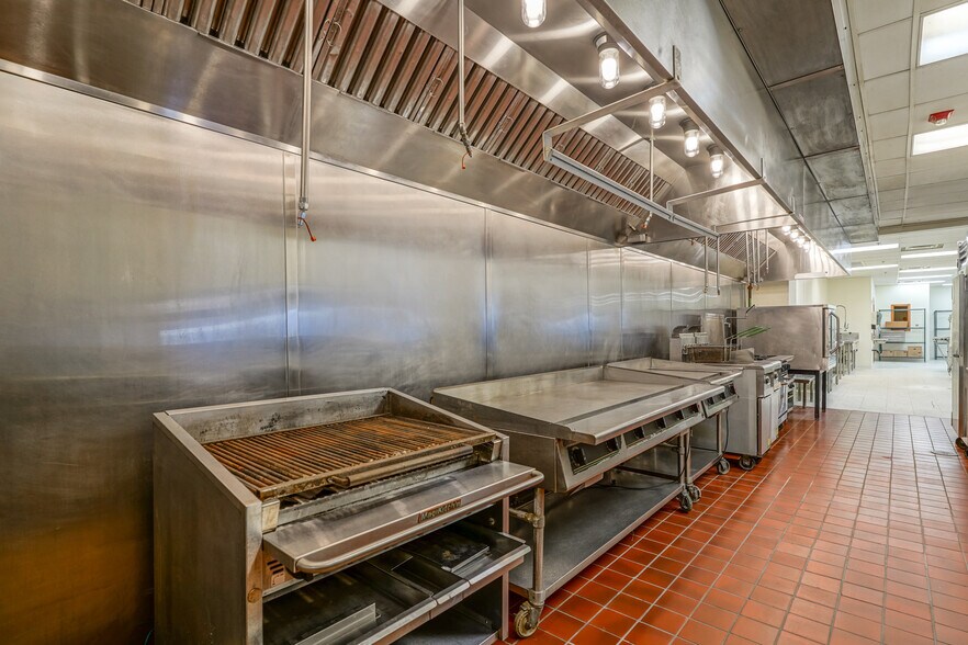 More Photos Of 3450 Gateway Dr, Grand Forks Restaurant For Lease