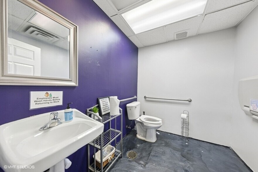 More Photos Of 800 W Broadway St, Bradley General Retail For Sale