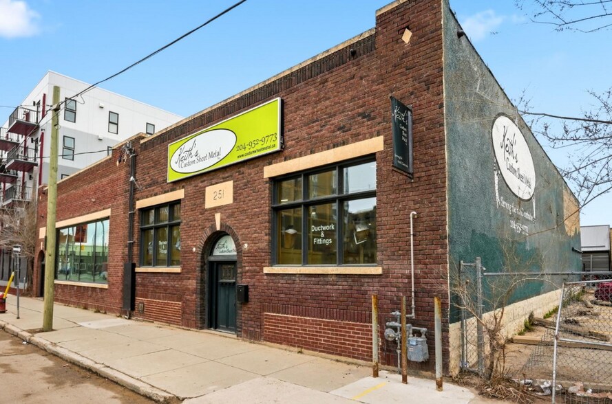 Primary Photo Of 251 Princess St, Winnipeg Mixed Retail For Sale