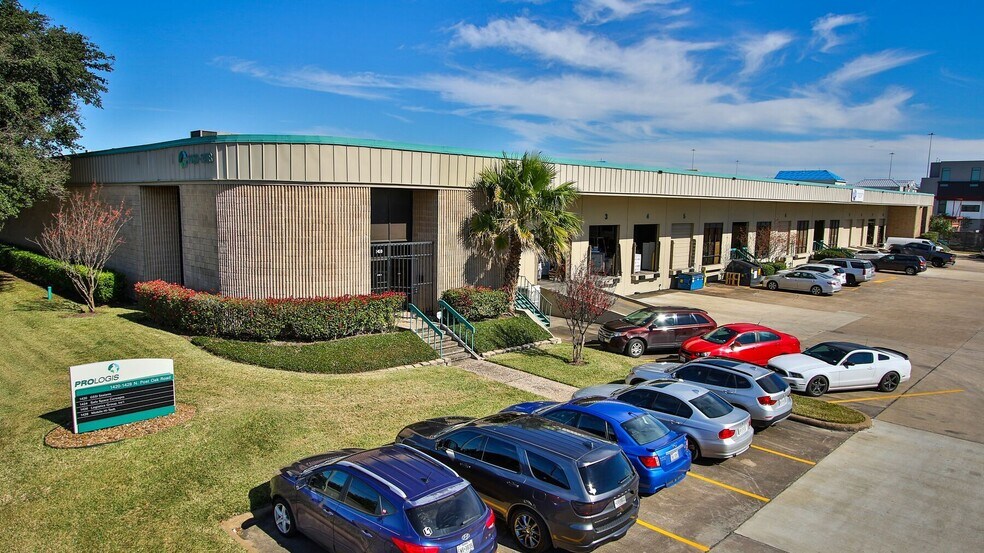 More Photos Of 4444-4464 W 12th St, Houston Unknown For Lease