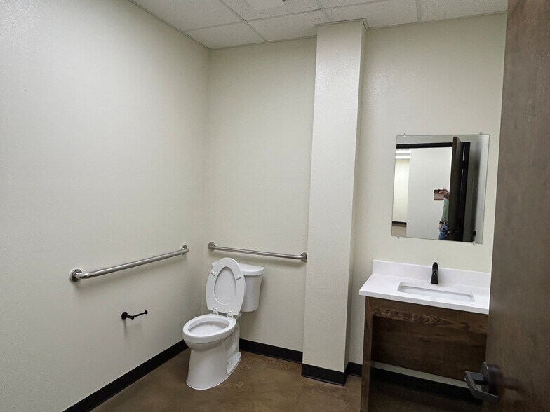 More Photos Of 2212 Saw Gin Road, Pecos Showroom For Lease