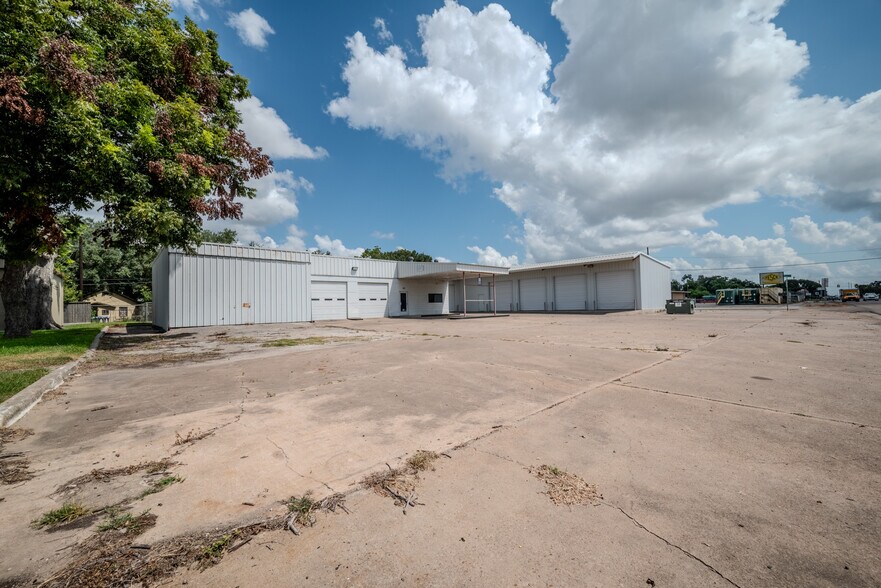 More Photos Of 619 E Jackson St, El Campo Warehouse For Sale