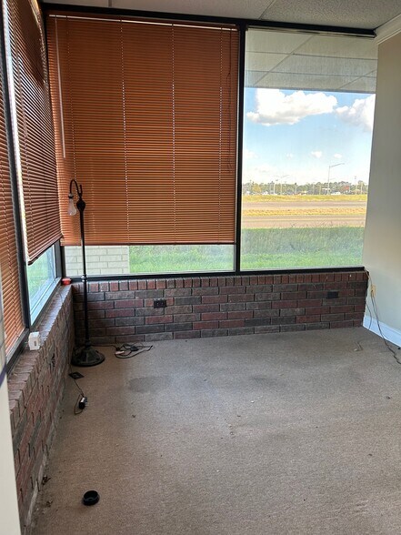 More Photos Of 60 Macarthur Dr, Alexandria Freestanding For Lease