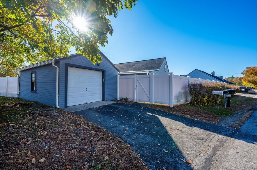 More Photos Of 112 Lafayette Rd, North Hampton General Retail For Sale