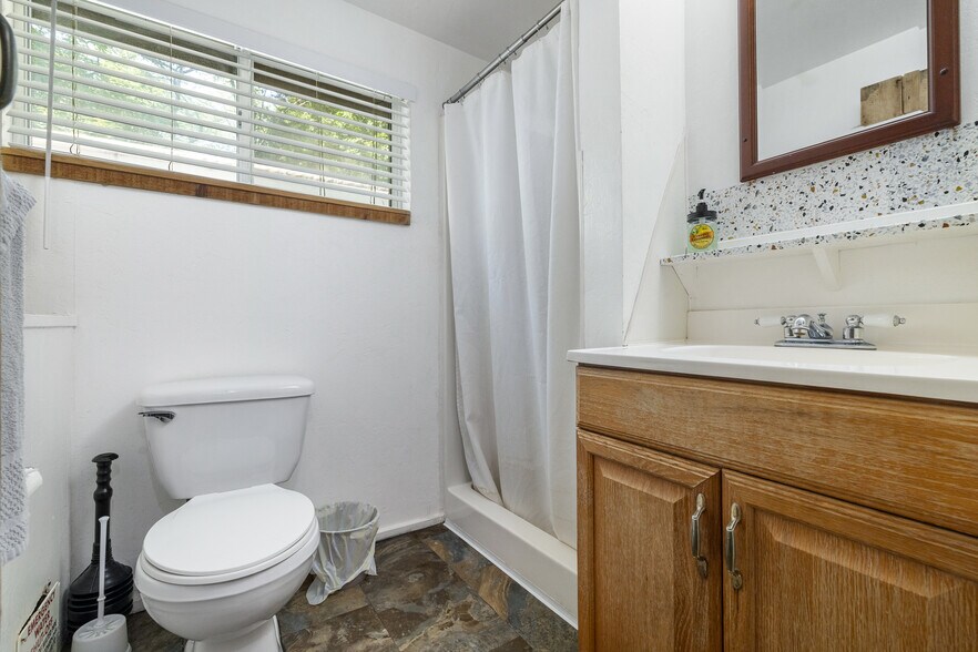More Photos Of 621 Court St, Jasper Trailer Camper Park For Sale