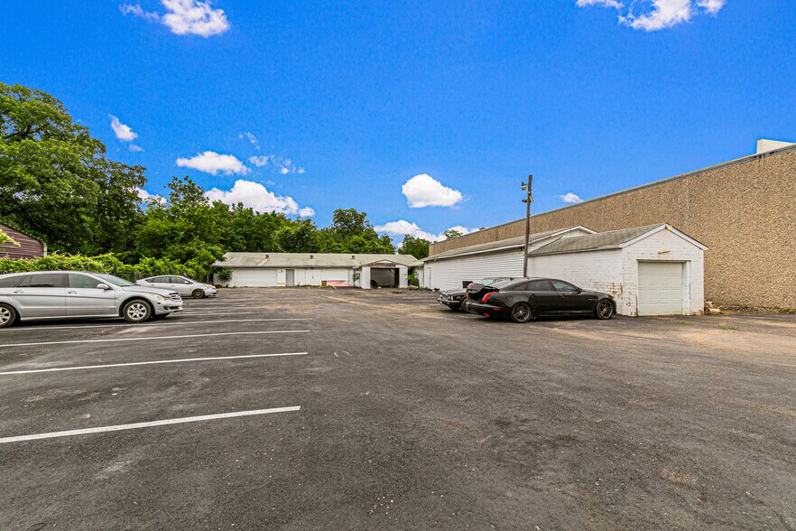 More Photos Of 11448 Reeder Rd, Dallas Light Distribution For Sale