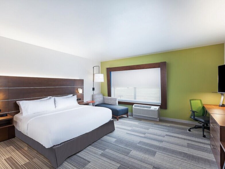 More Photos Of 3401 Blue Comet Dr, Chanute Hotel For Sale