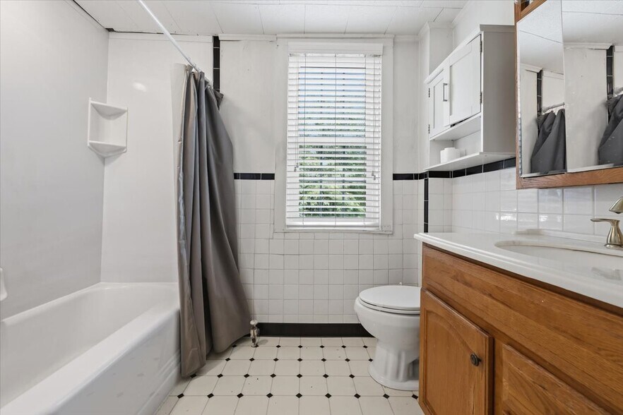 More Photos Of 402 W Moorestown Rd, Nazareth Medical For Sale