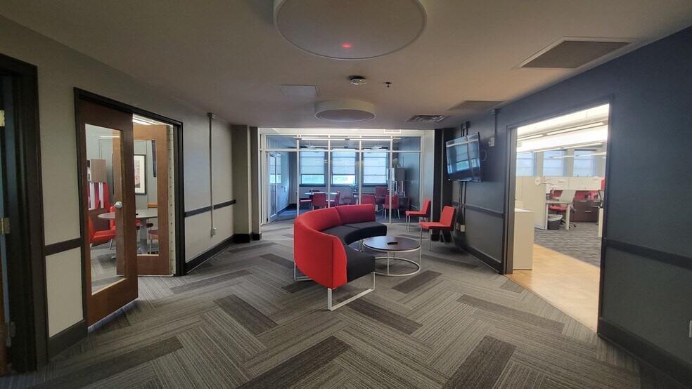 More Photos Of 18 E North St, Greenville Office For Sale