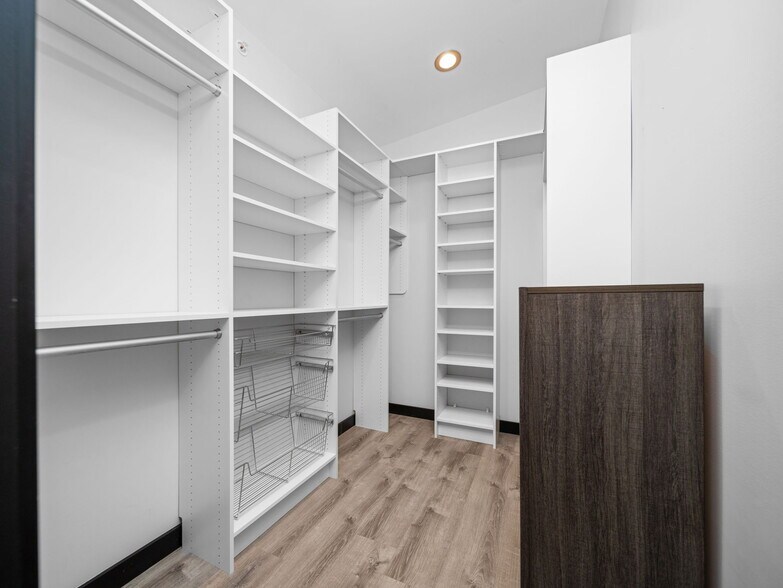 More Photos Of 1323 Cass St, Traverse City Flex For Sale