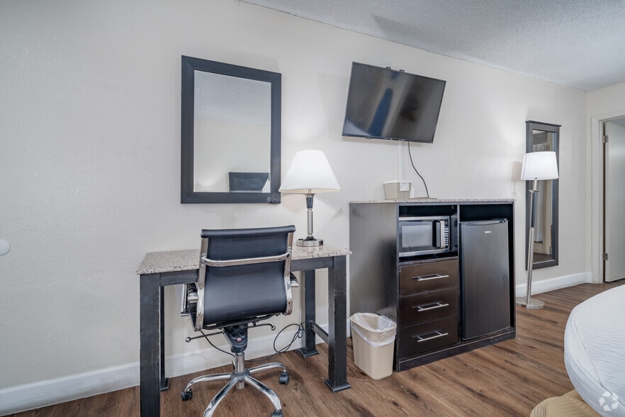 More Photos Of 3616 Veterans Blvd, Del Rio Hotel For Sale