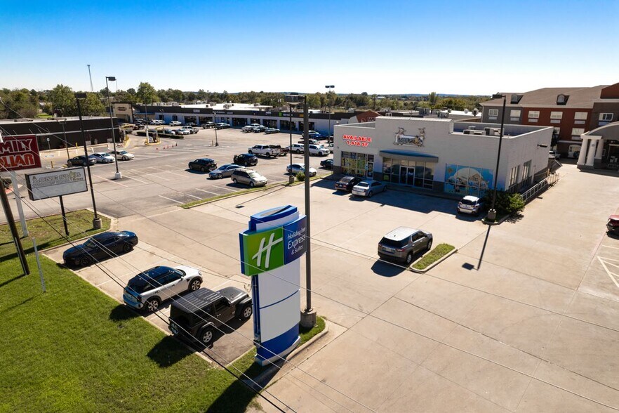 More Photos Of 250 Highway 290 W, Elgin Freestanding For Sale
